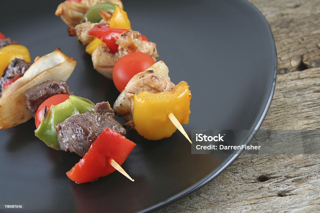 Shishkabobs di manzo e il pollo - Foto stock royalty-free di Alimentazione sana