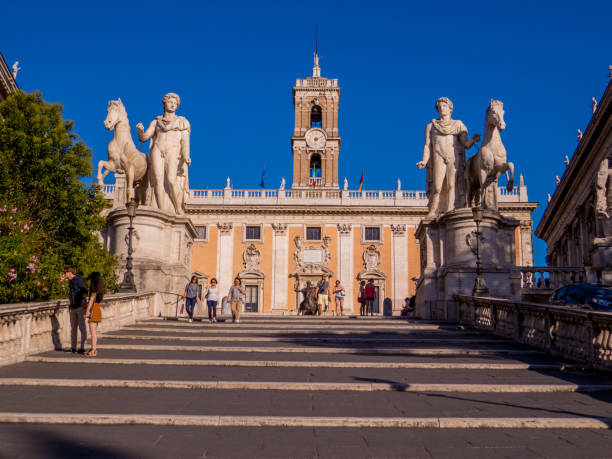 campidoglio, roma, italia - piazza del campidoglio statue rome animal foto e immagini stock