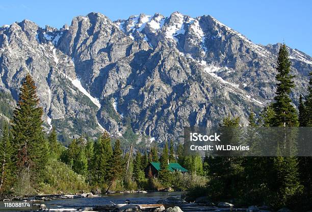 Río Snake Flujos De La Gran Tetons Foto de stock y más banco de imágenes de Aire libre - Aire libre, Belleza de la naturaleza, Bosque