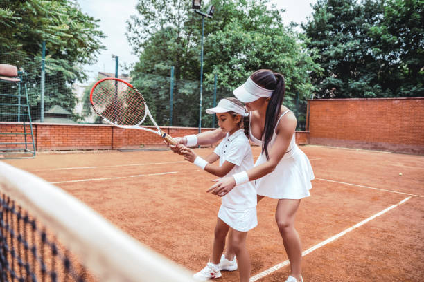 어린 아이를위한 테니스 코치 교육. - tennis court sports training tennis net 뉴스 사진 이미지