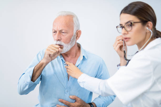 un anciano a un hombre mayor examinado con estetoscopio. - chest stethoscope medical exam men fotografías e imágenes de stock