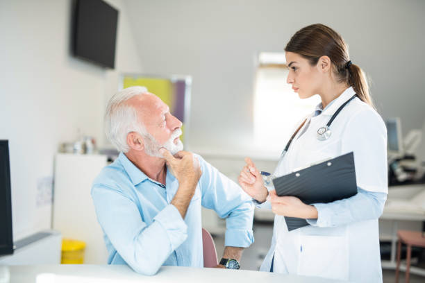 paziente anziano maschio che parla con il suo dottore. - stethoscope blue care consultant foto e immagini stock