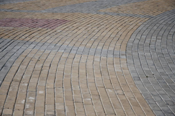 둥근 선을 형성하는 착색 포장 돌의 패턴 - paving stone avenue stone curve 뉴스 사진 이미지