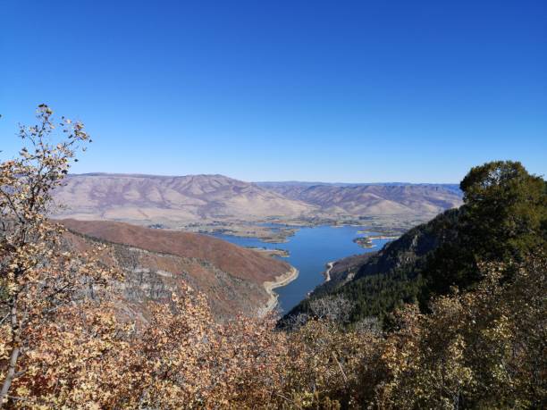 istock Pineview Reservoir from Sardine Peak Trailhead 1180889973