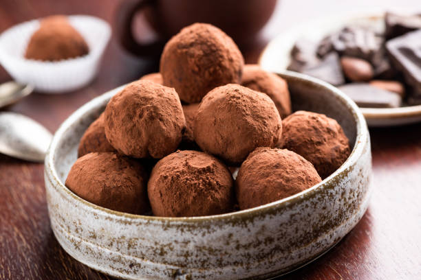 вегетарианские шоколадные трюфели - truffle стоковые фото и изображения
