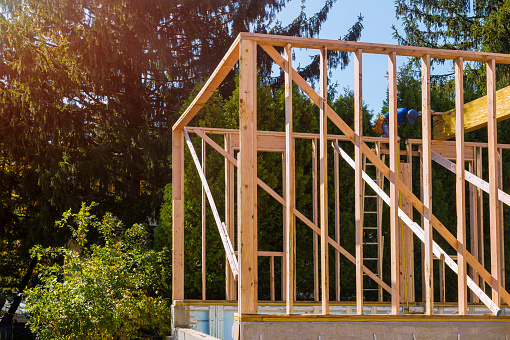 Viga palo construido marco de una nueva casa en construcción photo