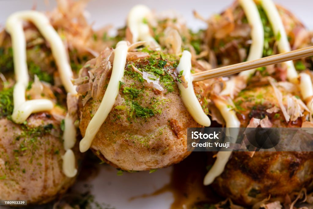 Octopus grill recipe. Takoyaki with mayonnaise and green seaweed powder and bonito. Octopus grill recipe.　The ingredients are octopus, flour, eggs, leeks, cabbage and red ginger. When finished, eat bonito, green seaweed, mayonnaise, and sauce. Mayonnaise Stock Photo
