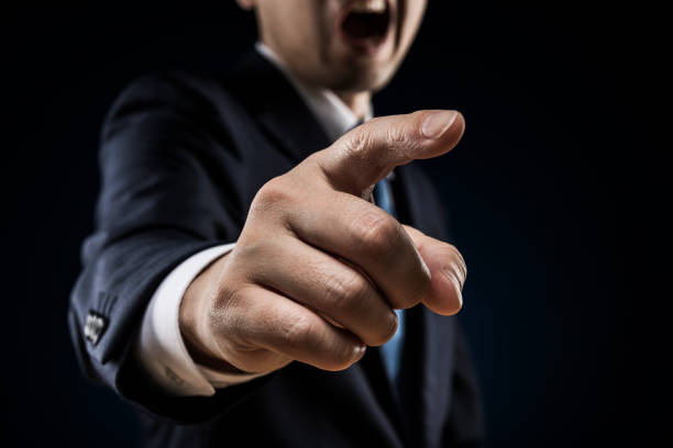 l'homme d'affaires sort un doigt et le réprouve. - aggression photos et images de collection