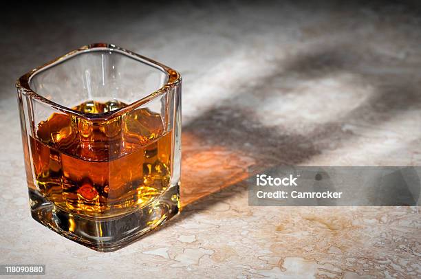 Whiskey Szkło Na Marmurowe - zdjęcia stockowe i więcej obrazów Alkohol - napój - Alkohol - napój, Alkohol wysokoprocentowy, Bez ludzi