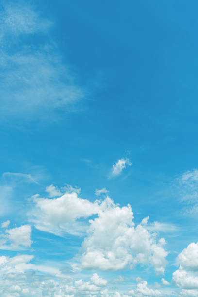 fond bleu clair de ciel, nuages avec le fond. - outdoors scenics meteorology weather photos et images de collection