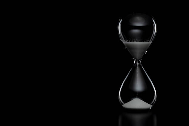 黒い背景に砂時計のクローズアップ。 - hourglass clock sand countdown ストックフォトと画像