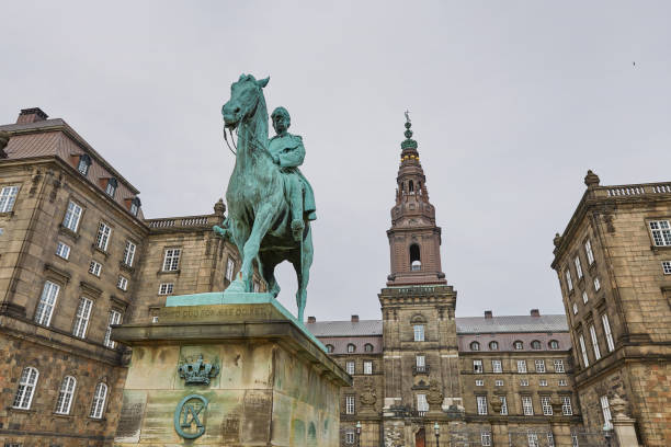 opinião de ângulo larga do edifício principal e do platz na frente do entalhe copenhaga de christiansborg, dinamarca - denmark danish culture copenhagen sculpture - fotografias e filmes do acervo