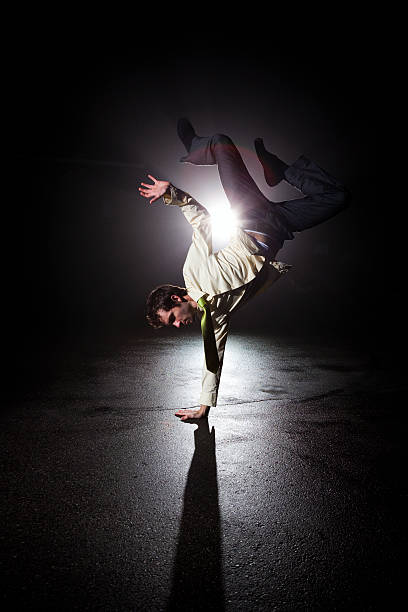 homem fazer o pino - men businessman jumping levitation imagens e fotografias de stock