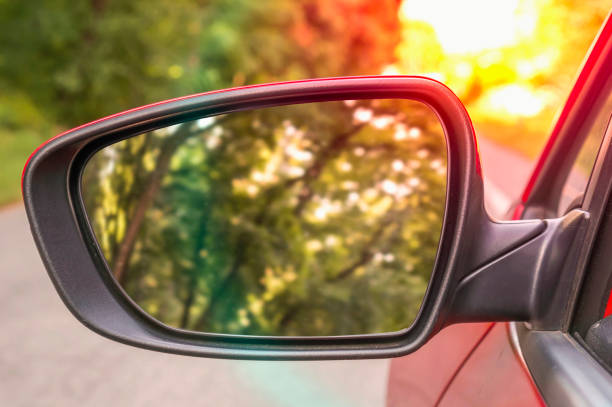 vista de primer plano del espejo retrovisor en el coche - rear view mirror car mirror sun fotografías e imágenes de stock