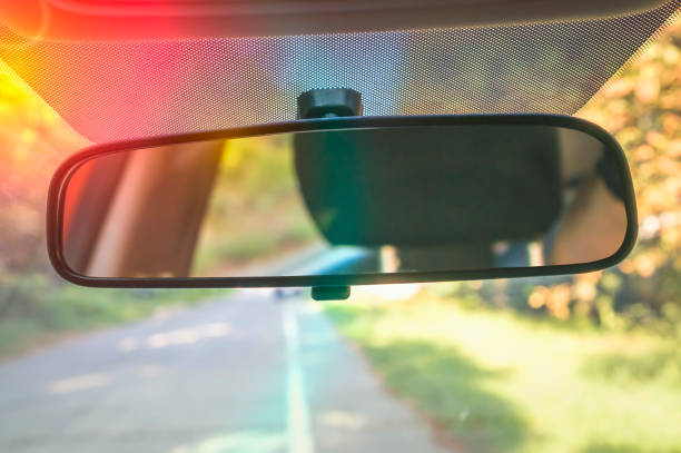 interior do carro com espelho retrovisor e pára-brisa - rear view mirror car mirror sun - fotografias e filmes do acervo