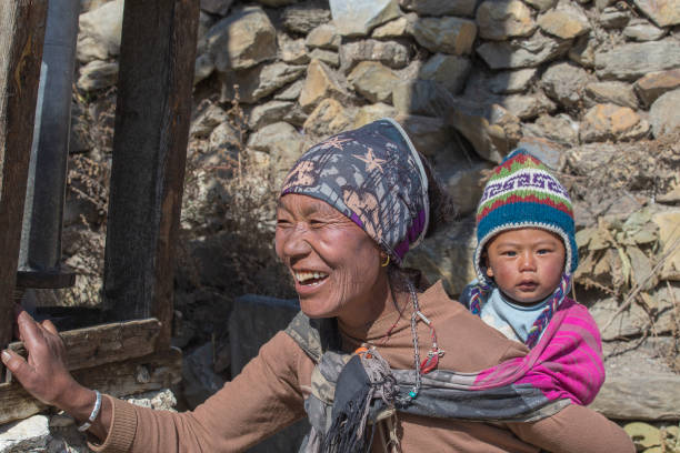 portret nepalskiej matki i dziecka w górskiej wiosce, nepal, z bliska - india mountain child people zdjęcia i obrazy z banku zdjęć