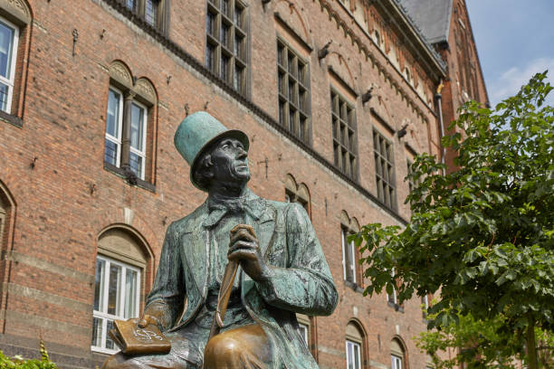 statua di hans christian andersen di henry luckow-nielsen di fronte al tivoli aumusement park - denmark danish culture copenhagen sculpture foto e immagini stock