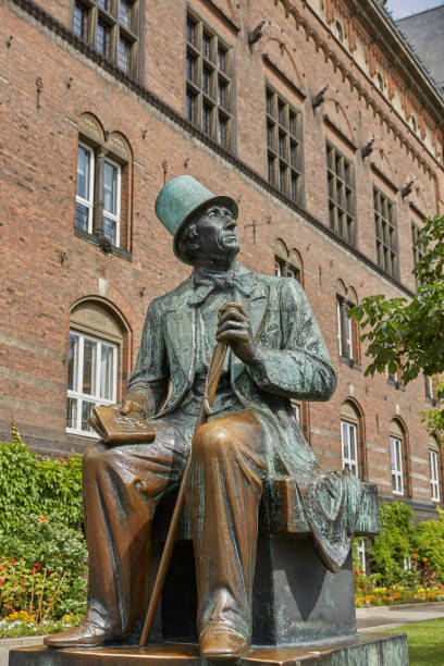 hans christian andersen estatua de henry luckow-nielsen frente al tivoli aumusement park - hans christian andersen danish culture denmark copenhagen fotografías e imágenes de stock