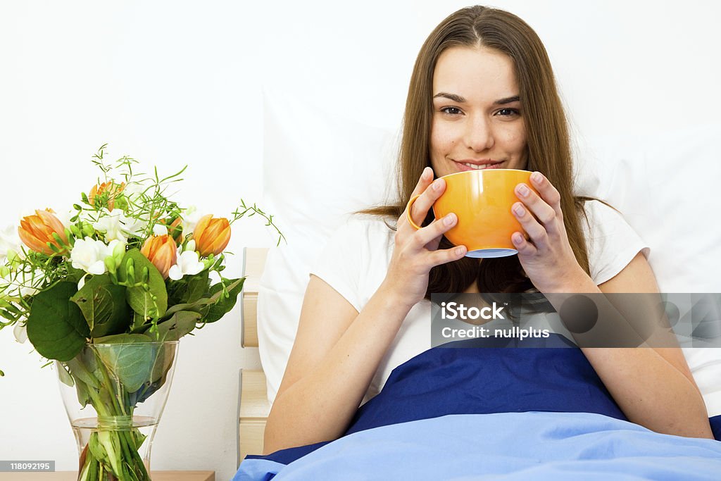 Linda mulher com café na cama - Foto de stock de 20 Anos royalty-free