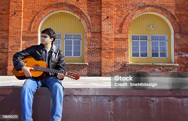 Photo libre de droit de Homme Indien Avec Guitare banque d'images et plus d'images libres de droit de Adulte - Adulte, Blues, Brique