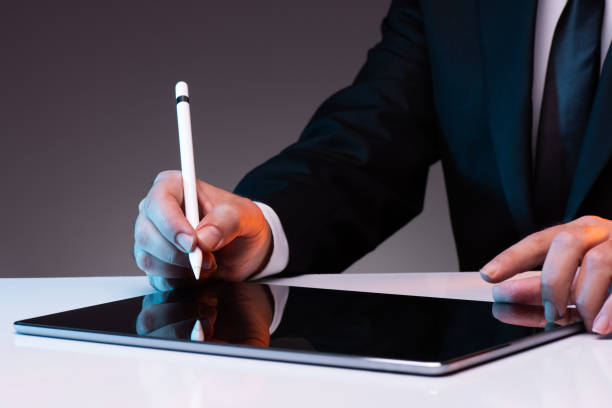 firma di un documento digitale su tablet digitale - digital tablet digitized pen touchpad men foto e immagini stock