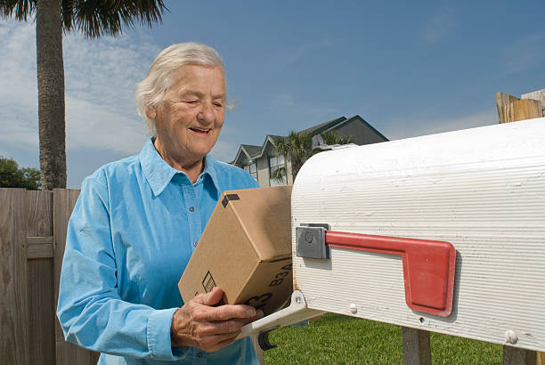シニアのメールボックス - mail mailbox senior adult cheerful ストックフォトと画像