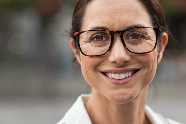 udana dojrzała kobieta nosząca okulary - defocused business women occupation zdjęcia i obrazy z banku zdjęć