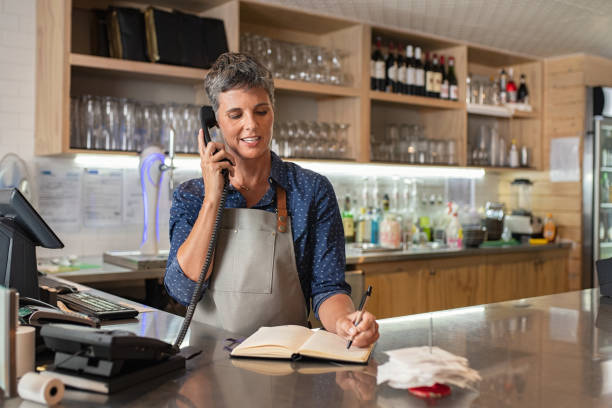 pracownik kawiarni przyjmuje zamówienie przez telefon - cafeteria food service business zdjęcia i obrazy z banku zdjęć