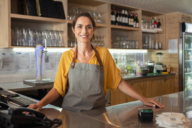 dumna kelnerka stojąca przy kasie - cafeteria food service business zdjęcia i obrazy z banku zdjęć