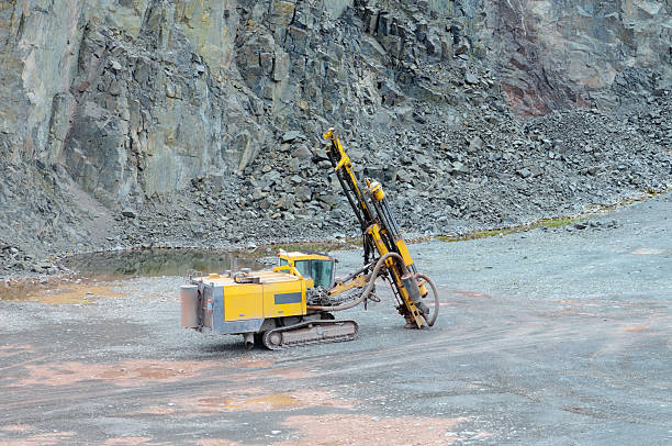 broca em uma pedreira - drill mining rock borehole imagens e fotografias de stock