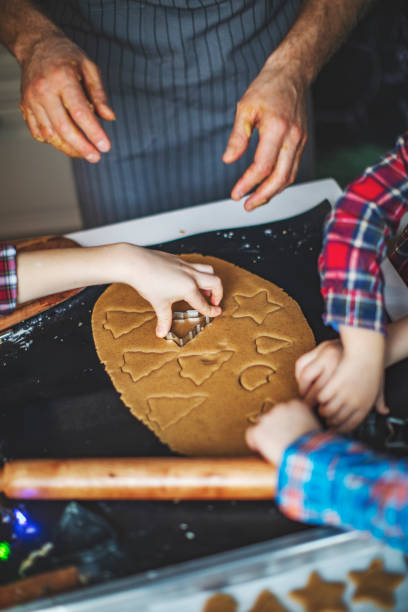 christmas cookies - pastry cutter family holiday child imagens e fotografias de stock