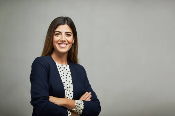 fotografii de stoc, fotografii și imagini scutite de redevențe cu studio talie sus portret al unei femeie de afaceri zâmbitoare cu spațiu de copiere. - 30 39 de ani