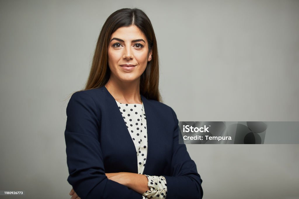 Studio waist up portrait of a beautiful businesswoman with crossed arms. - Royalty-free Mulheres Foto de stock
