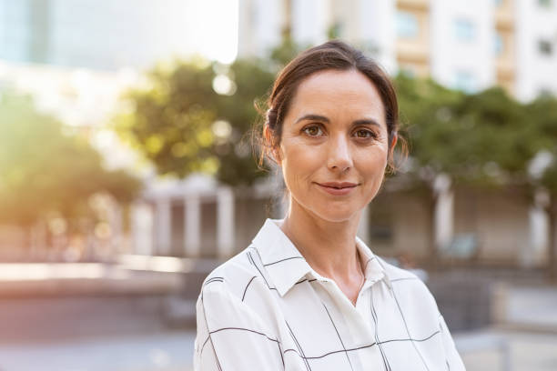 successful mature woman looking at camera - looking at camera one person urban scene photography imagens e fotografias de stock