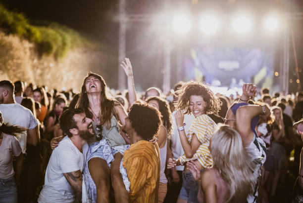 amusez-vous sur le festival de musique! - music festival popular music concert music crowd photos et images de collection