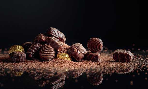 cukierki czekoladowe posypane wiórkami czekoladowymi. - 3622 zdjęcia i obrazy z banku zdjęć