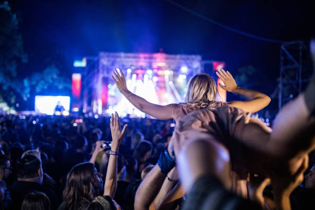 porter une femme sur le festival de musique! - crowd popular music concert music festival people photos et images de collection