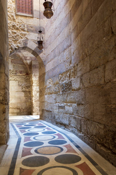 passaggio a volta che conduce al cortile della moschea del sultano qalawun con pavimento in marmo, il cairo, egitto - courtyard arch arabic style cairo foto e immagini stock