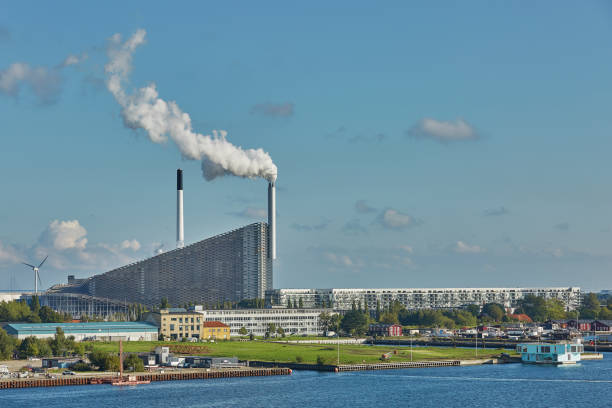 amager bakke / copenhill waste-to-energy power plant en copenhague. la estación de esquí de la azotea abre el viernes 4 de octubre de 2019 - amager fotografías e imágenes de stock