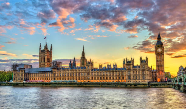 le palais de westminster à londres au coucher du soleil, angleterre - big ben london england hdr houses of parliament london photos et images de collection