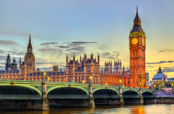 дворец и вестминстерский мост в лондоне на закате - великобритания - horizontal london england greater london inner london стоковые фото и изображения