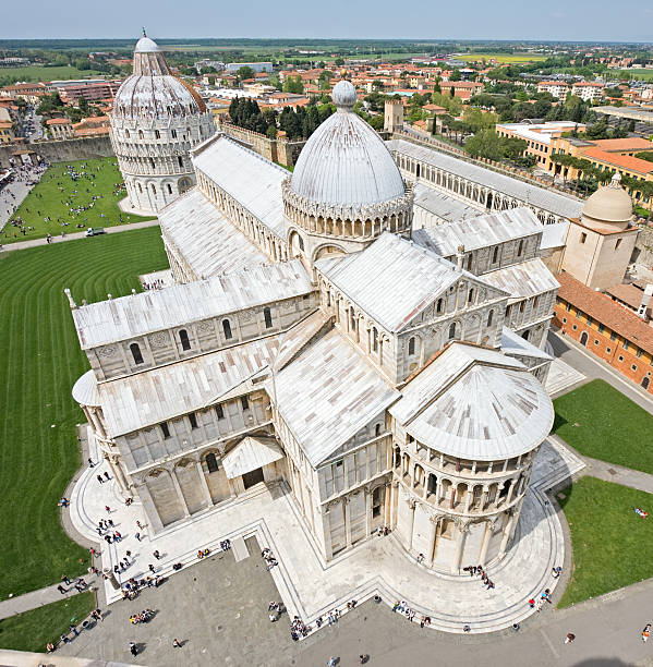 ミラノドゥオモ広場、ピサ - pisa baptistery ストックフォトと画像