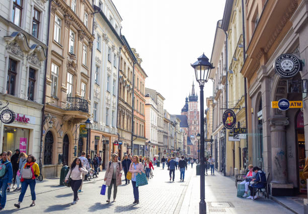 背景に聖マリア大聖堂教会とフロリアンスカ通りで観光客, クラクフの最も有名な通り, ポーランド - florianska street ストックフォトと画像