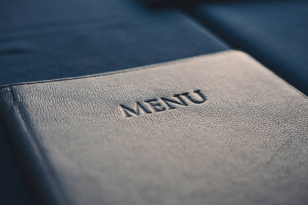 レストランのテーブルの上のダークブルーのメニューブック、選択的な焦点 - メニュー ストックフォトと画像