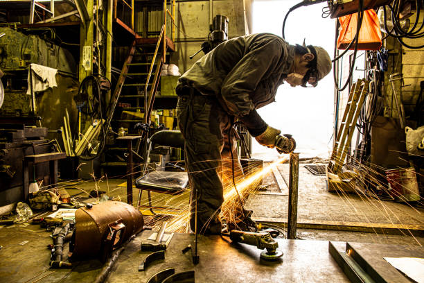 Craftsmen are always next to danger.But the are proud of their skills.Many people like and choose.I want to communicate with them through photos. And someday I want to shoot their craftsmanship.