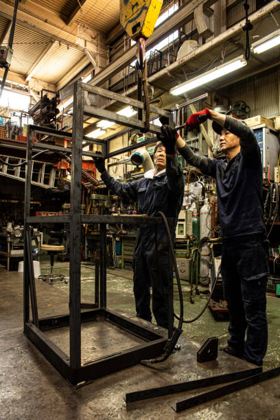 Craftsmen are always next to danger.But the are proud of their skills.Many people like and choose.I want to communicate with them through photos. And someday I want to shoot their craftsmanship.