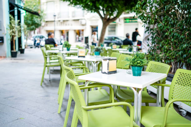 보도 카페의 빈 녹색 과 흰색 테이블 - sidewalk cafe 뉴스 사진 이미지