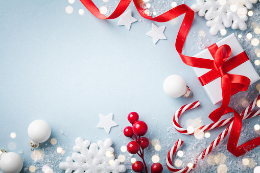 Fondo azul de Navidad. Caja de regalo o presente y decoraciones de vacaciones vista superior. Feliz tarjeta de felicitación de Año Nuevo. photo