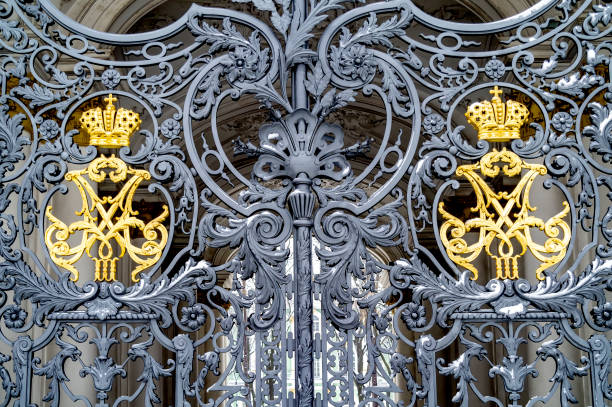 san petersburgo. la celosía del palacio de invierno - winter palace fotografías e imágenes de stock