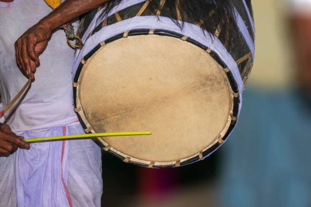 perkusista o nazwie dhaki w bengalu lub bengalu zachodnim gra specjalny bęben o nazwie dhak podczas festiwalu durga puja - drumhead zdjęcia i obrazy z banku zdjęć